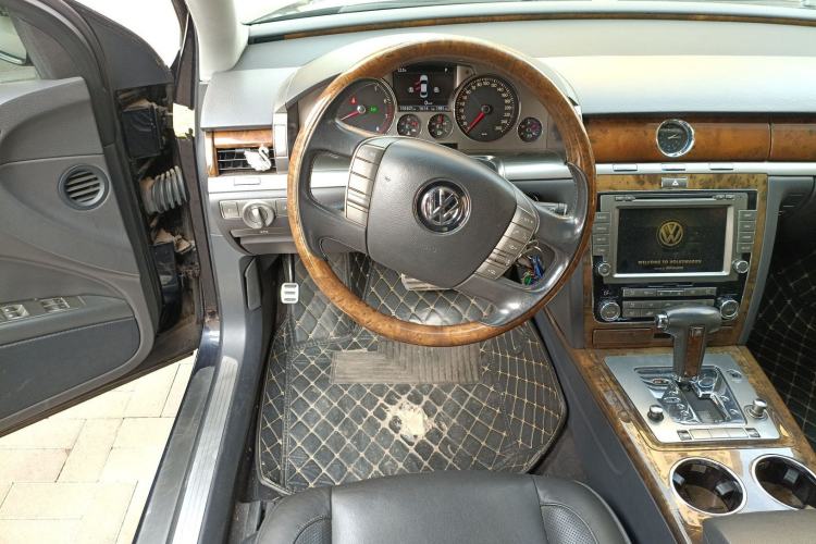 Used Volkswagen Phaeton 2012 3.6L Deluxe Custom Edition Steering Wheel