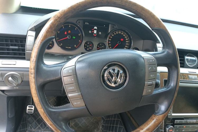 Used Volkswagen Phaeton 2012 4.2L Luxury Custom Edition Steering Wheel