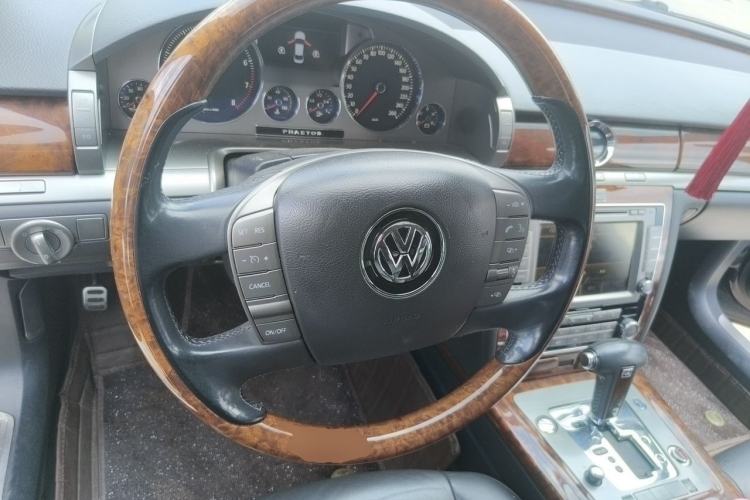 Used Volkswagen Phaeton 2012 3.6L Deluxe Custom Edition Steering Wheel