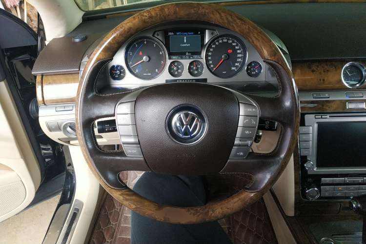 Used Volkswagen Phaeton 2012 3.6L Deluxe Custom Edition Steering Wheel