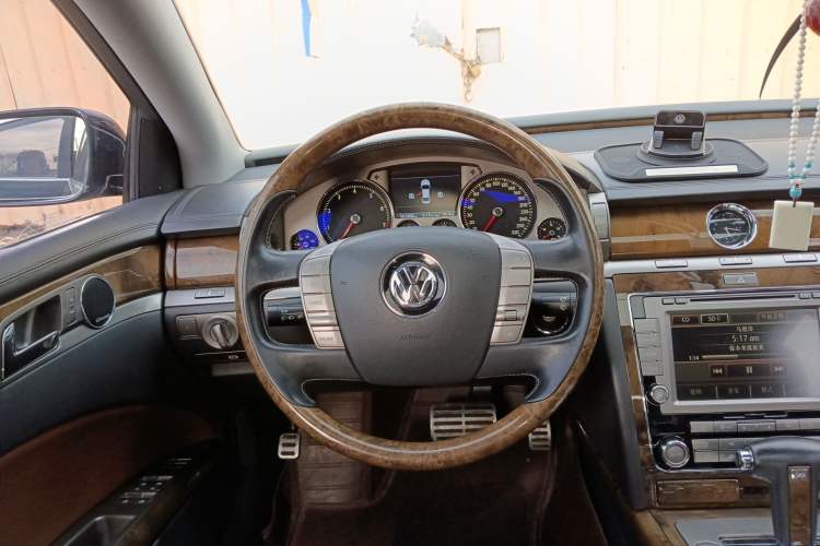 Used Volkswagen Phaeton 2012 4.2L Luxury Custom Edition Steering Wheel