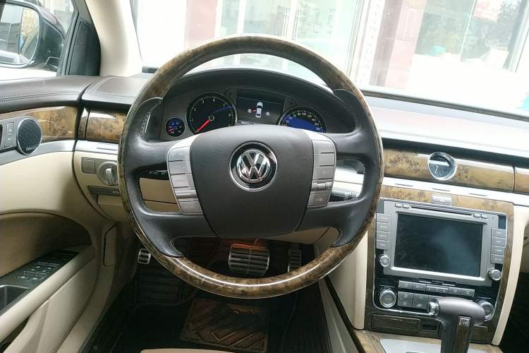 Used Volkswagen Phaeton 2012 3.6L Deluxe Custom Edition Steering Wheel