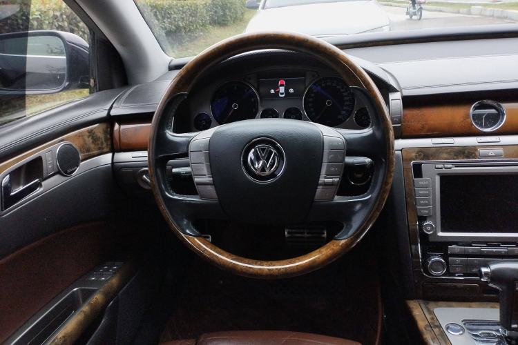 Used Volkswagen Phaeton 2012 4.2L Luxury Custom Edition Steering Wheel