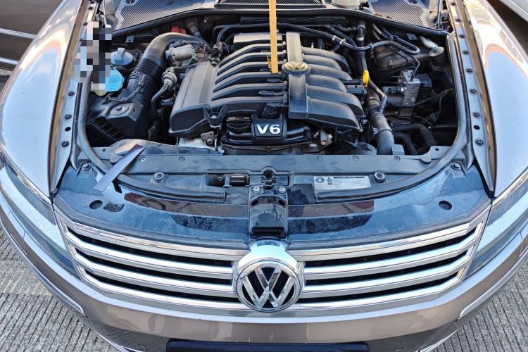 Used Volkswagen Phaeton 2012 3.0L Business Edition Engine Bay