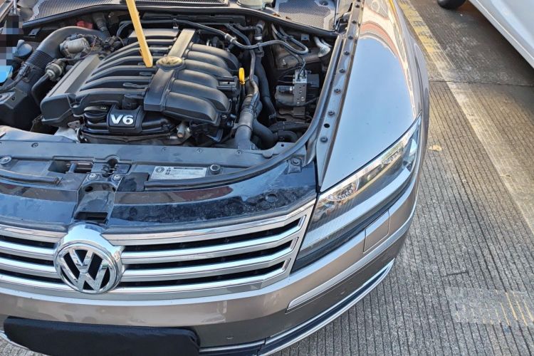 Used Volkswagen Phaeton 2012 3.0L Business Edition Engine Bay Left