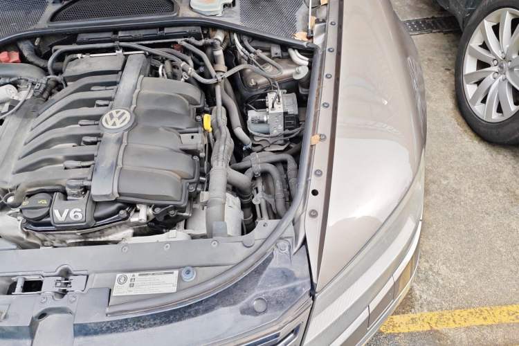 Used Volkswagen Phaeton 2012 3.0L Executive Version Engine Bay Left