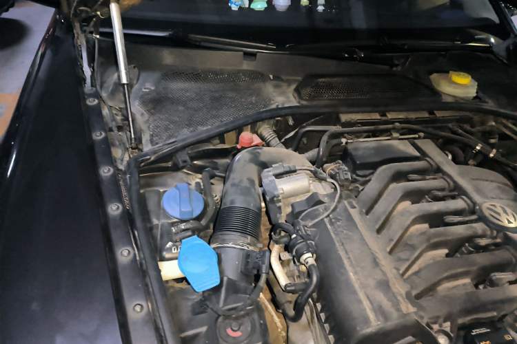 Used Volkswagen Phaeton 2012 3.0L Executive Version Engine Bay Right