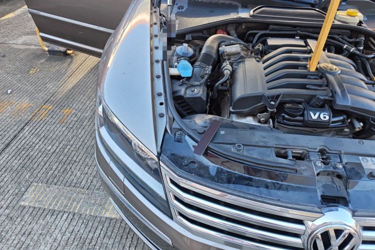 Used Volkswagen Phaeton 2012 3.0L Business Edition Engine Bay Right