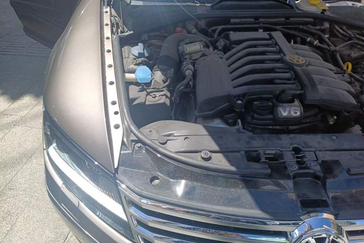 Used Volkswagen Phaeton 2012 3.0L Executive Version Engine Bay Right