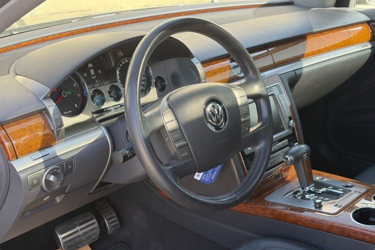 Used Volkswagen Phaeton 2012 3.0L Business Edition Interior 4