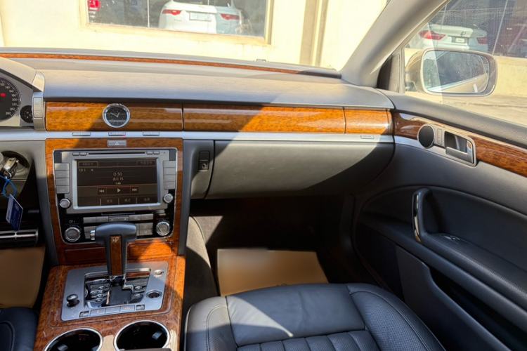 Used Volkswagen Phaeton 2012 3.0L Business Edition Interior 9