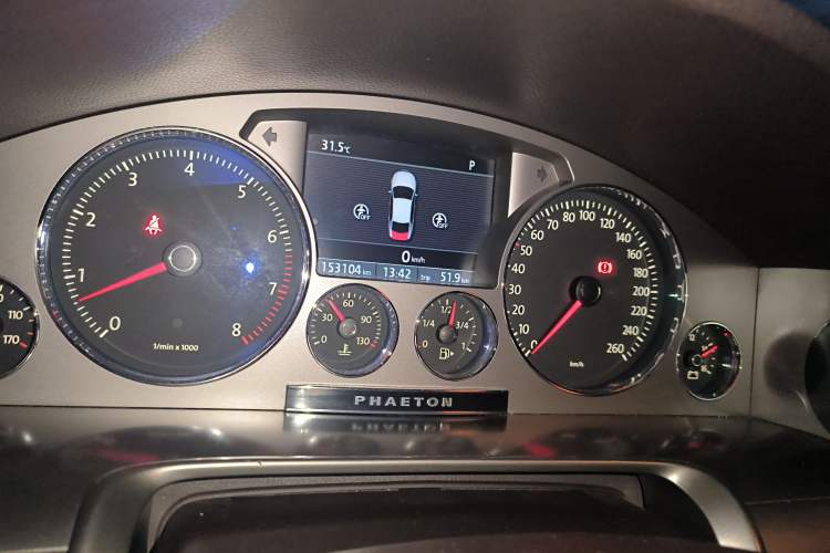 Used Volkswagen Phaeton 2012 3.0L Executive Version Odometer Close Up