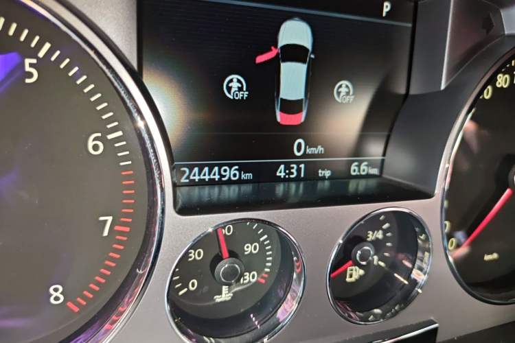 Used Volkswagen Phaeton 2012 3.0L Business Edition Odometer Close Up