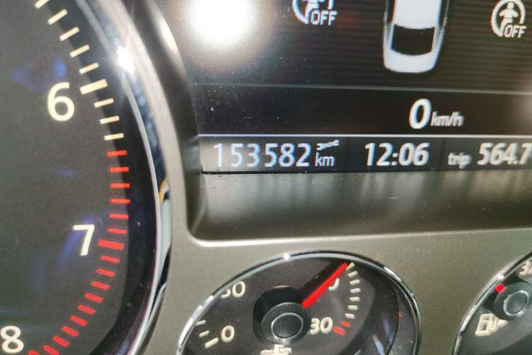 Used Volkswagen Phaeton 2012 3.0L Business Edition Odometer Close Up