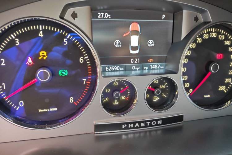 Used Volkswagen Phaeton 2012 3.0L Executive Version Odometer Close Up