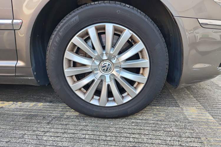 Used Volkswagen Phaeton 2012 3.0L Business Edition Right Front Wheel Hub