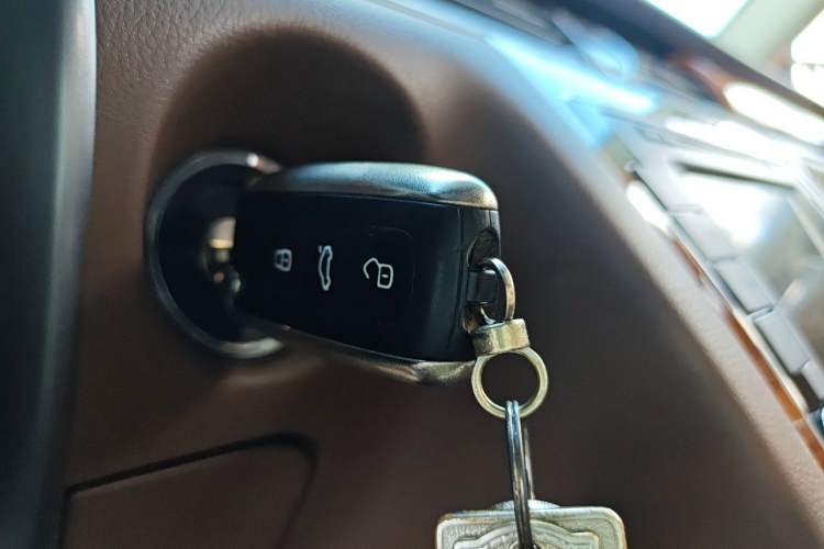Used Volkswagen Phaeton 2012 3.0L Business Edition Vehicle Key