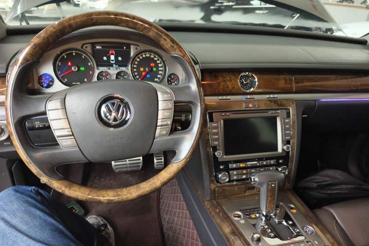 Used Volkswagen Phaeton 2012 3.6L Deluxe Custom Edition Center Console