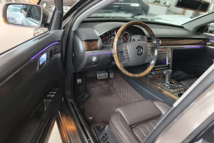 Used Volkswagen Phaeton 2012 3.6L Deluxe Custom Edition Driver Seat