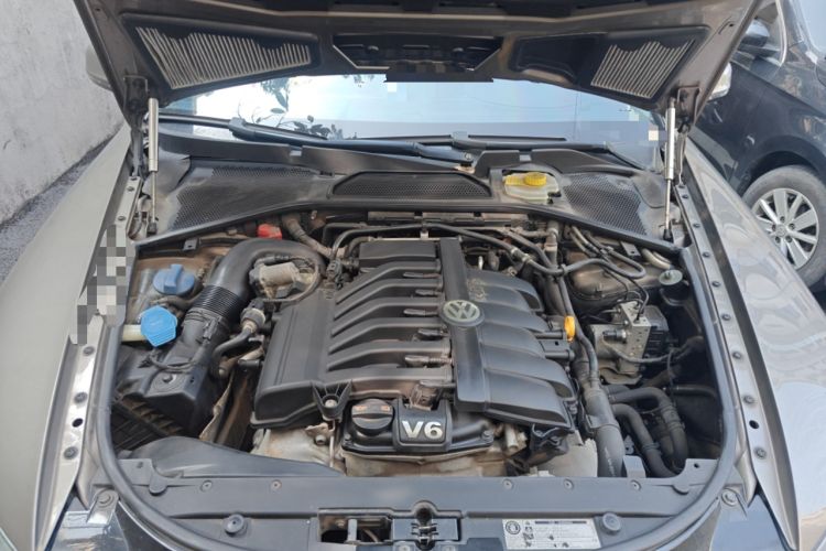 Used Volkswagen Phaeton 2012 3.0L Business Edition Engine Bay