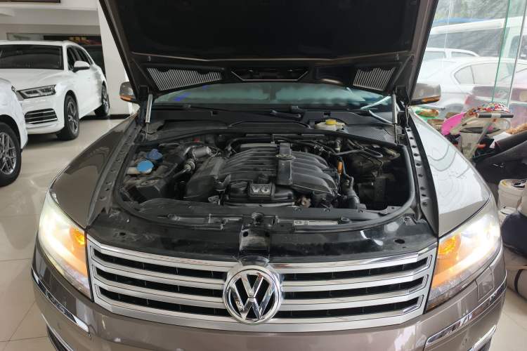 Used Volkswagen Phaeton 2012 3.6L Deluxe Custom Edition Engine Bay