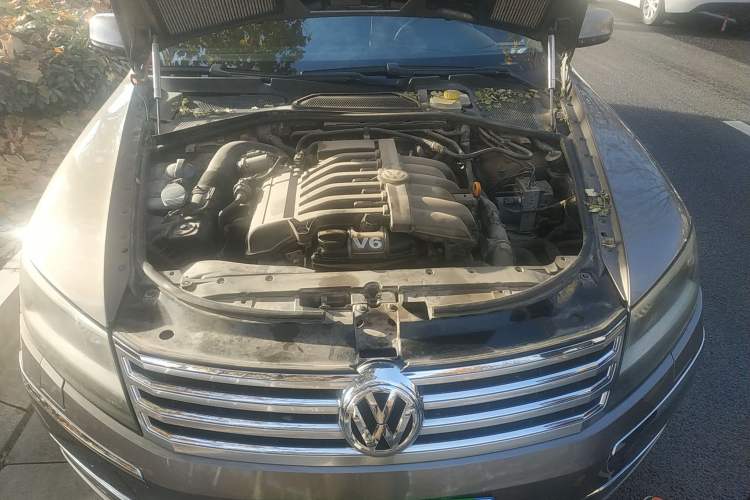 Used Volkswagen Phaeton 2012 3.0L Business Edition Engine Bay