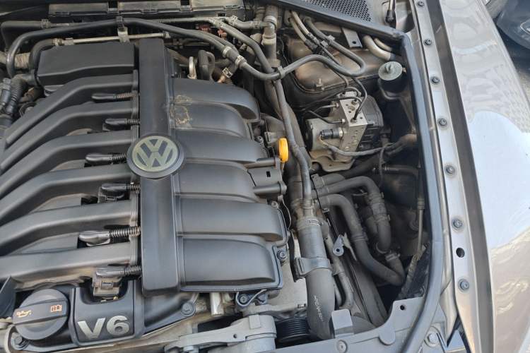 Used Volkswagen Phaeton 2012 3.0L Business Edition Engine Bay Left