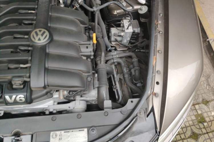 Used Volkswagen Phaeton 2012 3.0L Executive Version Engine Bay Left