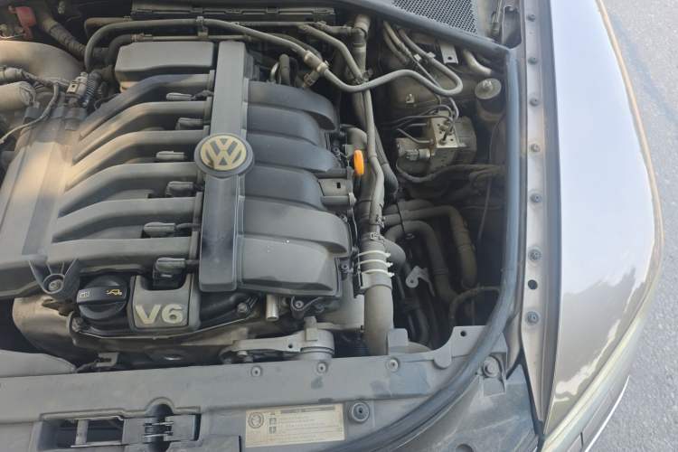 Used Volkswagen Phaeton 2012 3.0L Business Edition Engine Bay Left
