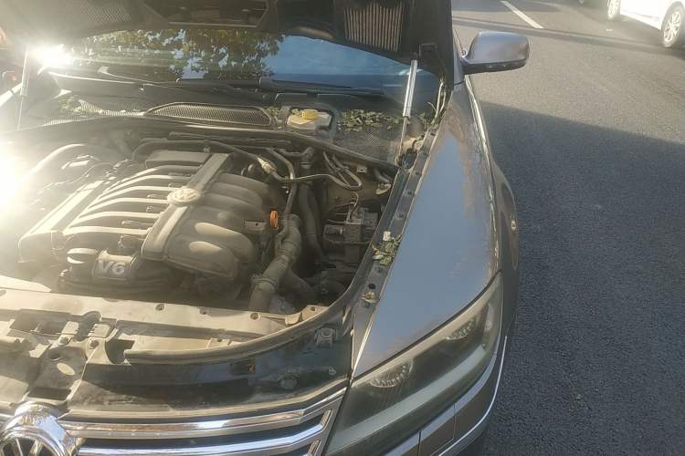 Used Volkswagen Phaeton 2012 3.0L Business Edition Engine Bay Left