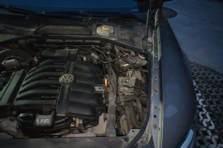 Used Volkswagen Phaeton 2012 3.0L Executive Version Engine Bay Left