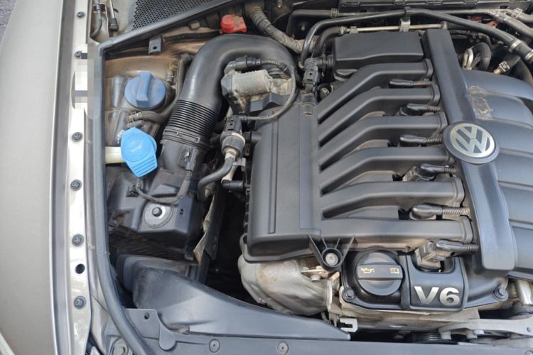 Used Volkswagen Phaeton 2012 3.0L Business Edition Engine Bay Right