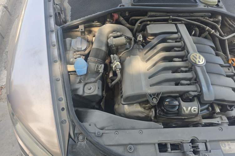 Used Volkswagen Phaeton 2012 3.0L Business Edition Engine Bay Right