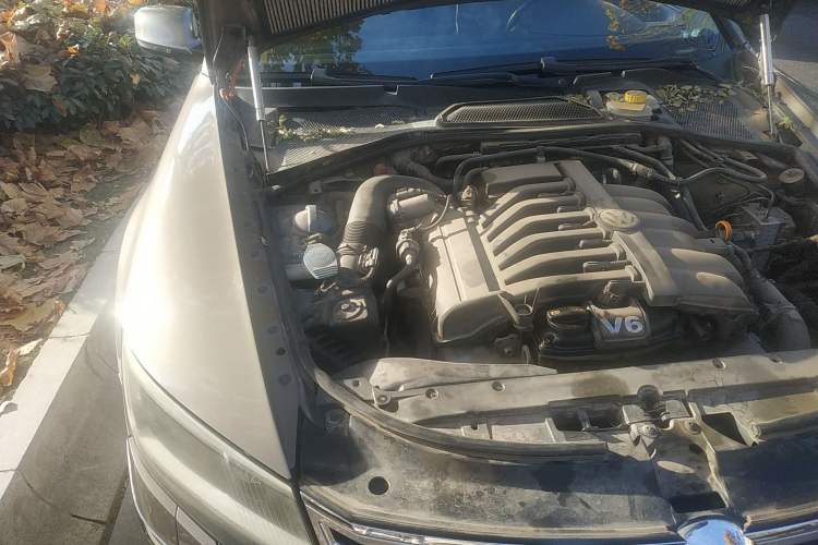 Used Volkswagen Phaeton 2012 3.0L Business Edition Engine Bay Right