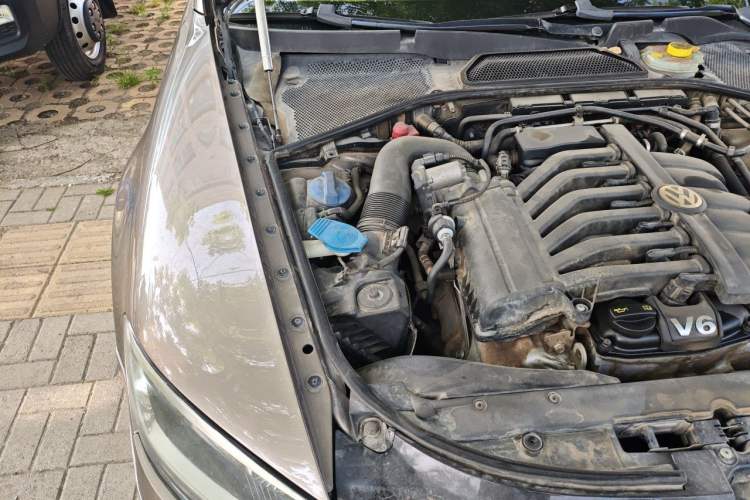 Used Volkswagen Phaeton 2012 3.0L Business Edition Engine Bay Right