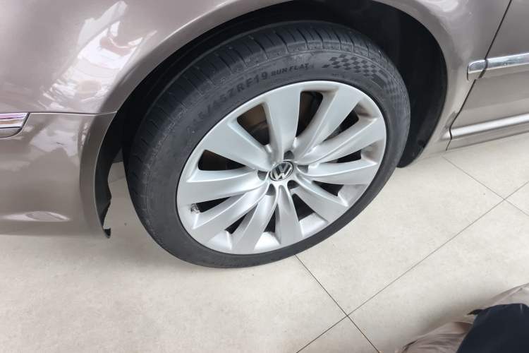 Used Volkswagen Phaeton 2012 3.6L Deluxe Custom Edition Left Front Wheel Hub