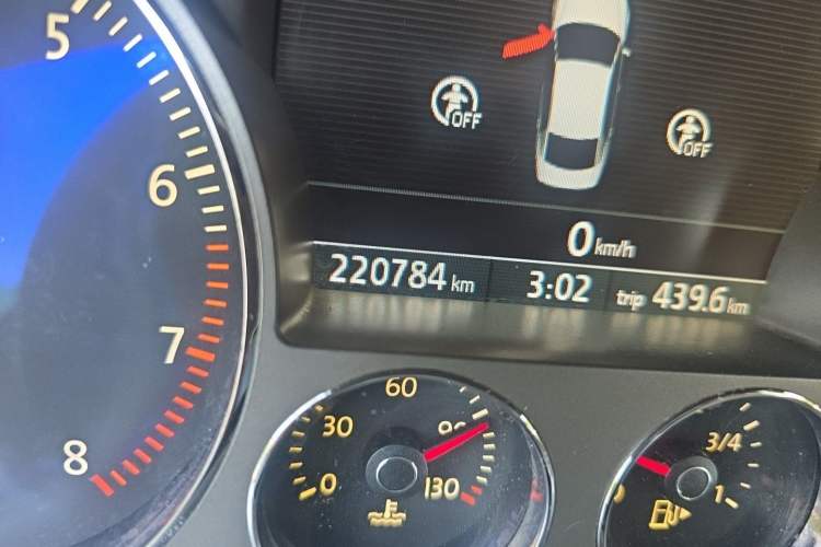 Used Volkswagen Phaeton 2012 3.0L Business Edition Odometer Close Up