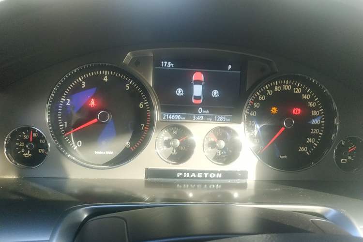 Used Volkswagen Phaeton 2012 3.0L Business Edition Odometer Close Up