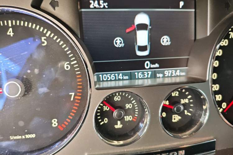Used Volkswagen Phaeton 2012 3.0L Business Edition Odometer Close Up