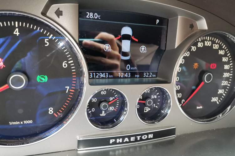 Used Volkswagen Phaeton 2012 3.0L Executive Version Odometer Close Up