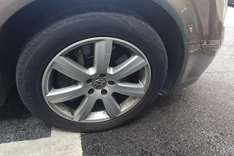 Used Volkswagen Phaeton 2012 3.0L Business Edition Right Front Wheel Hub