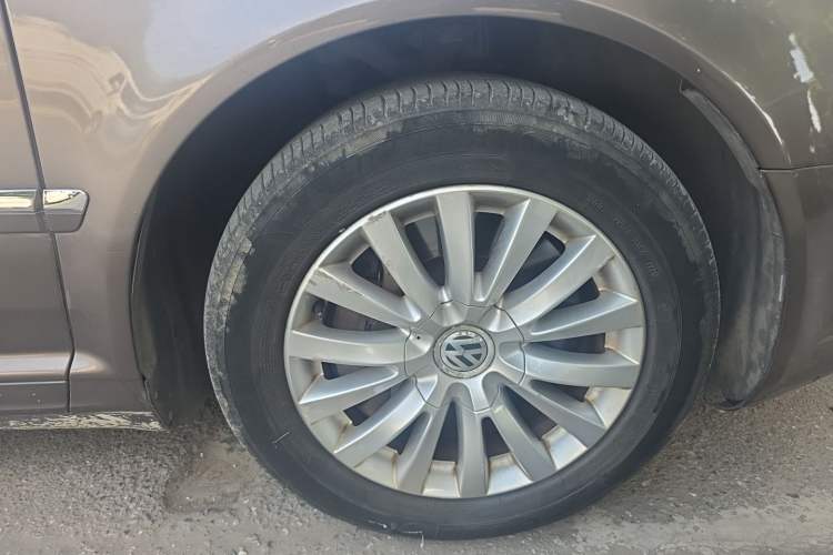 Used Volkswagen Phaeton 2012 3.0L Business Edition Right Front Wheel Hub