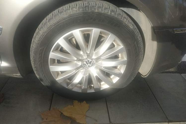 Used Volkswagen Phaeton 2012 3.0L Business Edition Right Front Wheel Hub