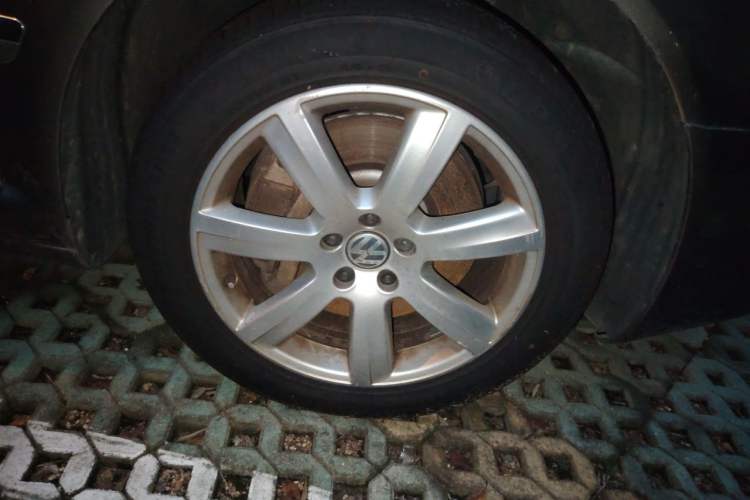 Used Volkswagen Phaeton 2012 3.0L Executive Version Right Front Wheel Hub