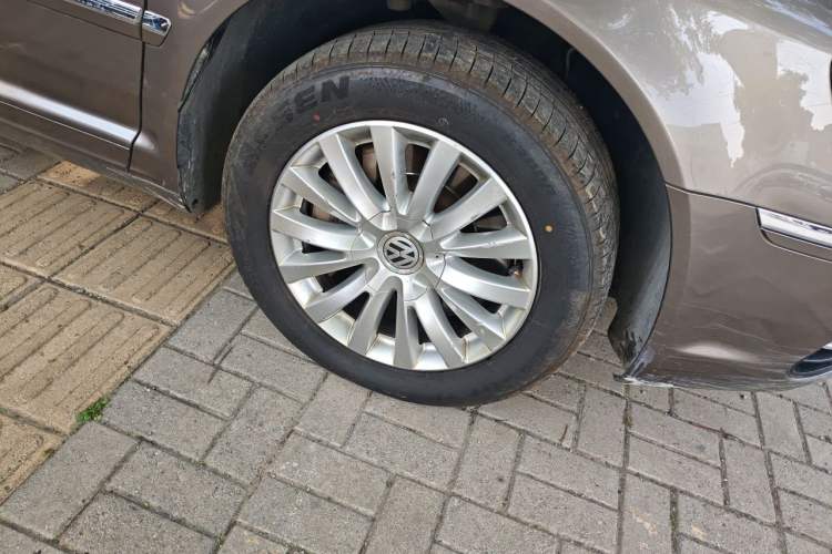 Used Volkswagen Phaeton 2012 3.0L Business Edition Right Front Wheel Hub