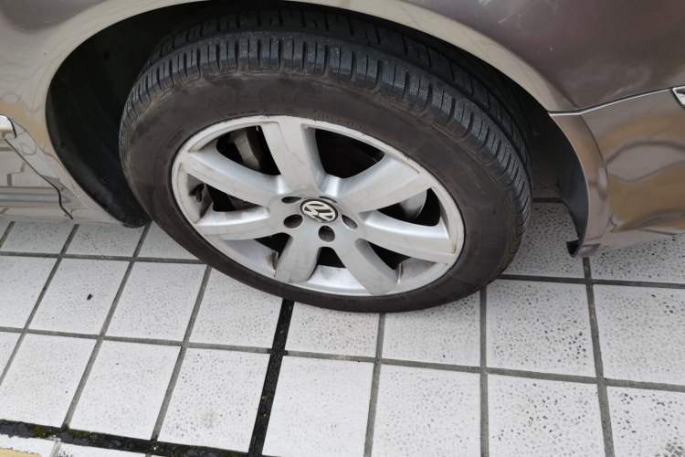 Used Volkswagen Phaeton 2012 3.0L Executive Version Right Front Wheel Hub