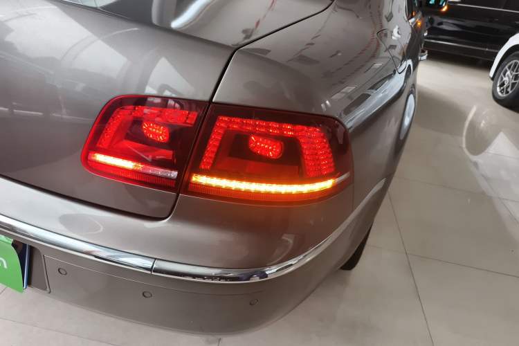 Used Volkswagen Phaeton 2012 3.6L Deluxe Custom Edition Right Rear Taillight