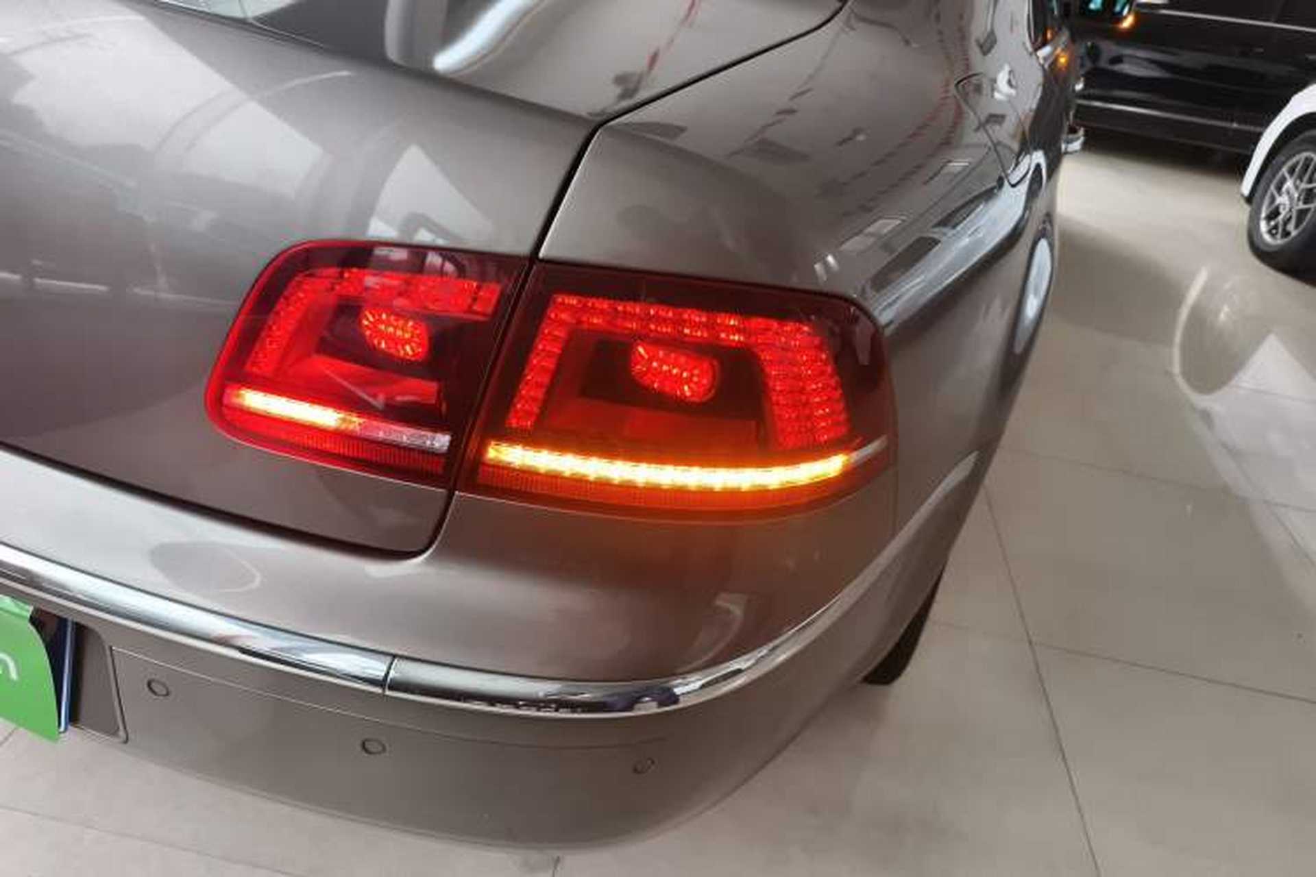 Used Volkswagen Phaeton 2012 3.6L Deluxe Custom Edition Right Rear Taillight