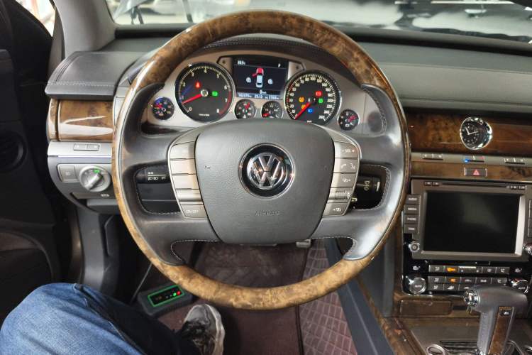 Used Volkswagen Phaeton 2012 3.6L Deluxe Custom Edition Steering Wheel