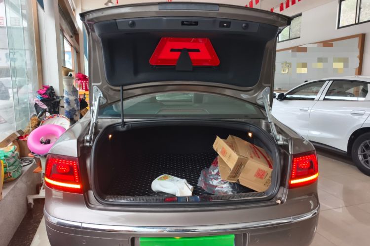 Used Volkswagen Phaeton 2012 3.6L Deluxe Custom Edition Trunk